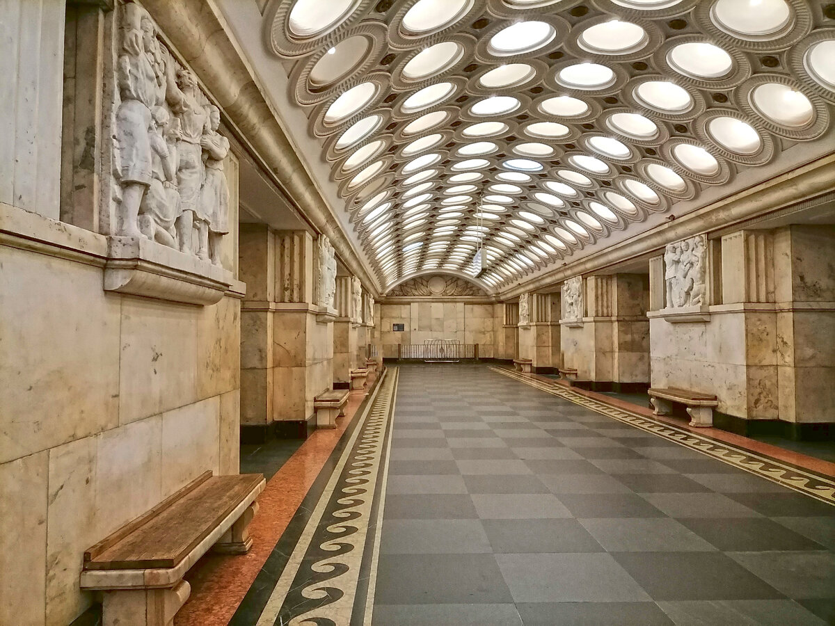 Станция метро "Электрозаводская".