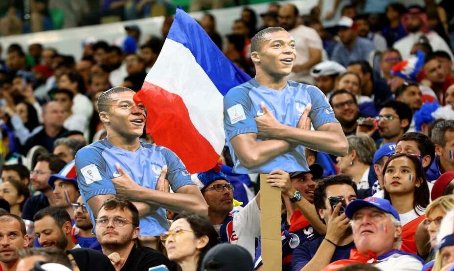    Болельщики сборной Франции уже увековечили Мбаппе в картоне. Фото: Reuters