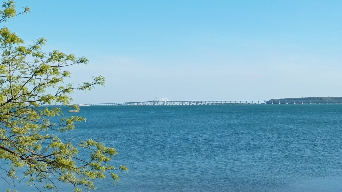 Вид на Крымский мост с берега города Керчь