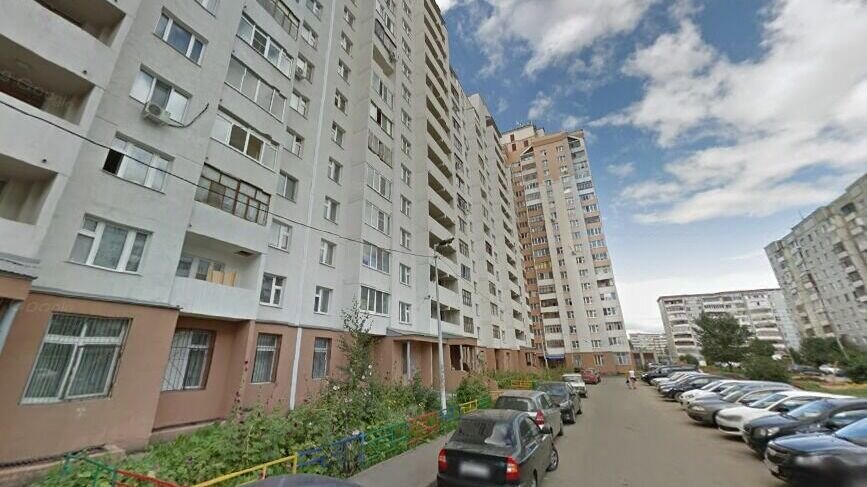     В Казани неизвестный сбрасывает из окон многоэтажки бутылки на припаркованные автомобили. Об этом в комментариях Telegram-канала мэрии пишут жильцы дома по проспекту Победы.