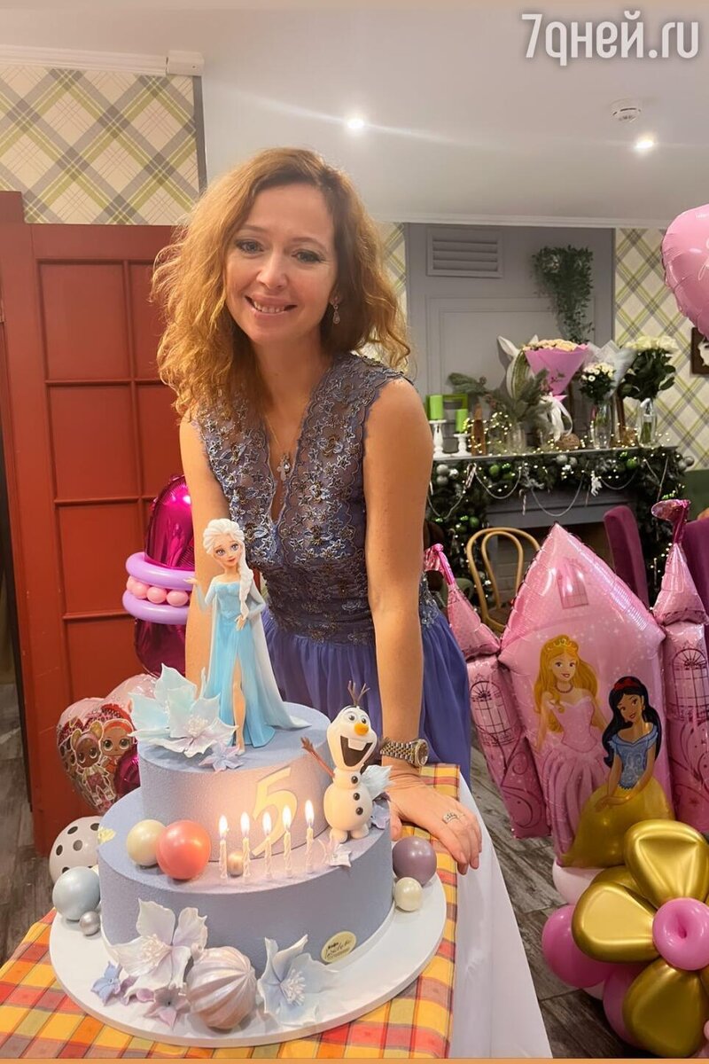   Елена Захарова с именинным тортом Социальные сети
