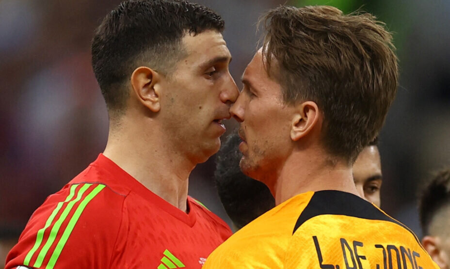    ММА приходит в футбол — треш-так, дулэль взглядов… Так голкиперы сборных Аргентины и Нидерланды начинали серию пенальти. Фото: Reuters