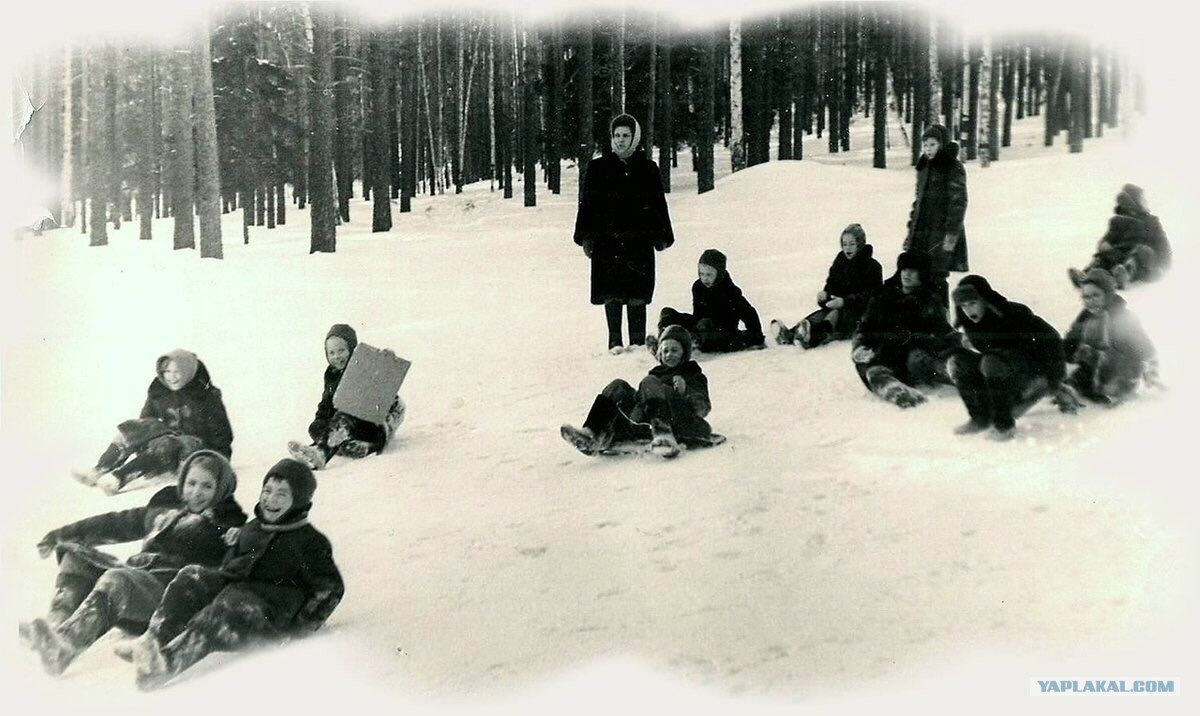 Советские дети зимой на Горке. Советское детство катаются на Горке. Советское детство . Катание с горки. Советские дети катаются с горки.