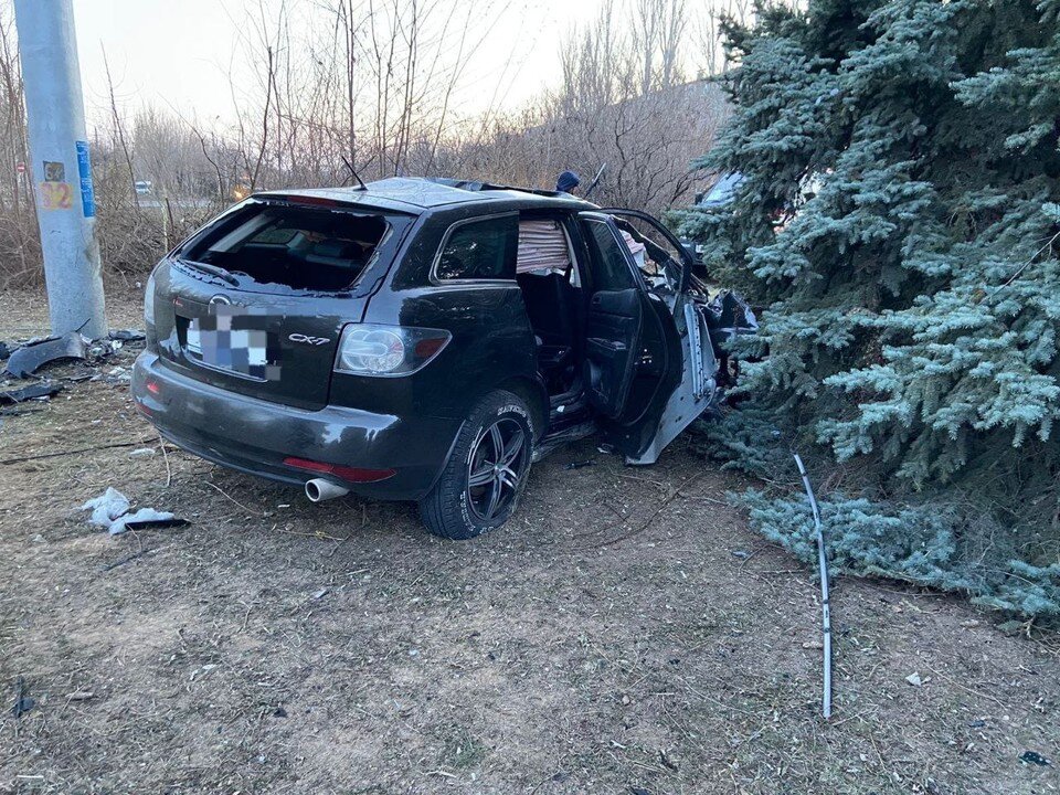     Иномарка на полной скорости врезалась в столб.  ГУ МВД по Волгоградской области