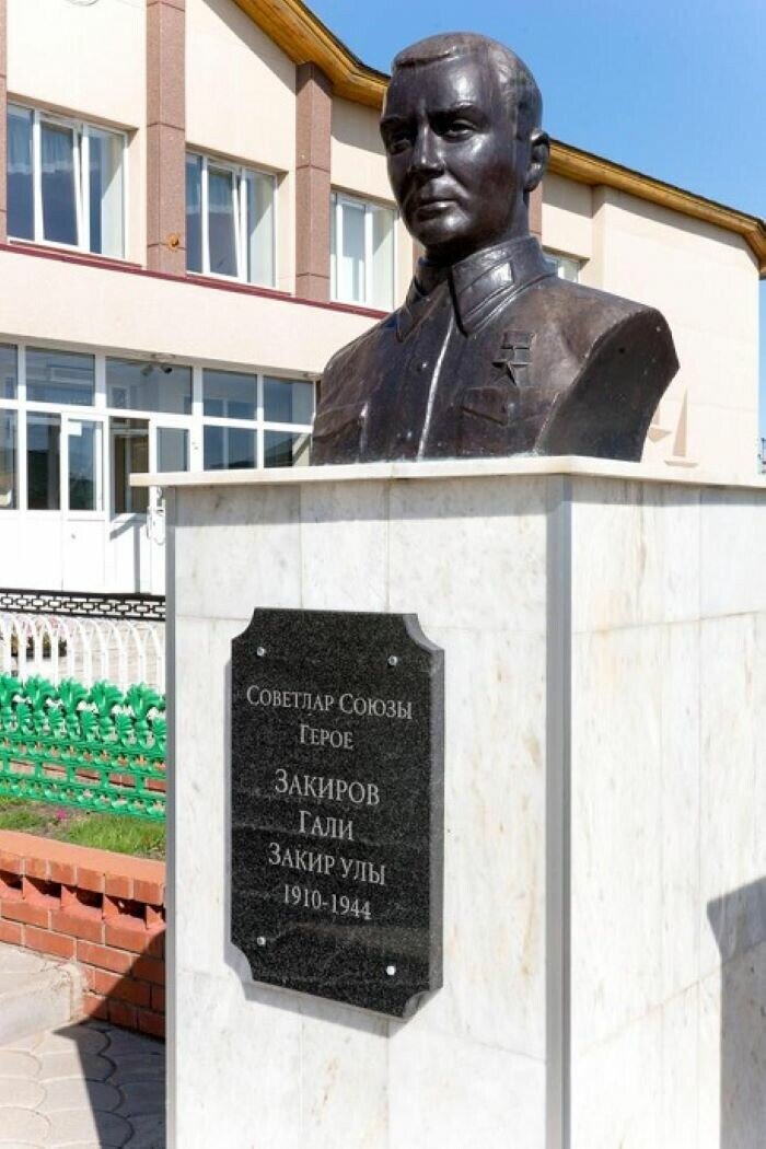 
Установлен на мемориальном комплексе в селе Богатые Сабы.
Источник фото: Виртуальный музей Великой Отечественной войны Республики Татарстан.