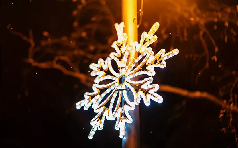    Иллюминация и украшенные витрины: 13 новогодних фото Ижевска