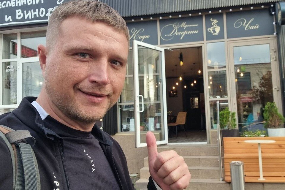     Юрий Озаровский — один из тех, кто благодаря своей известности, сумел собрать огромные суммы для закупки вещей и снаряжения участникам СВО. Фото: t.me/MoreOz