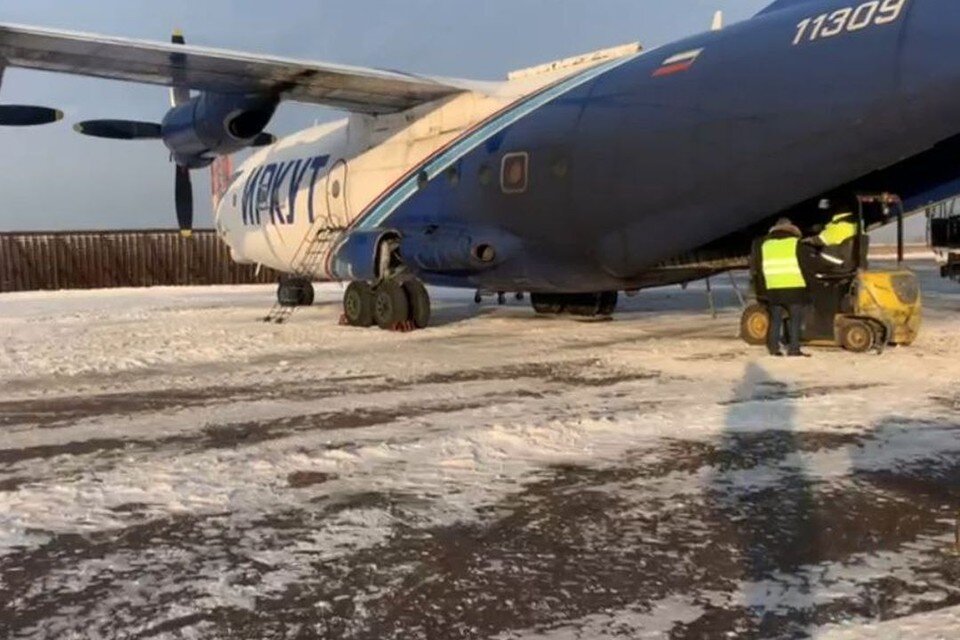     Самолет находится в "Толмачево". Фото: t.me/vm_sut