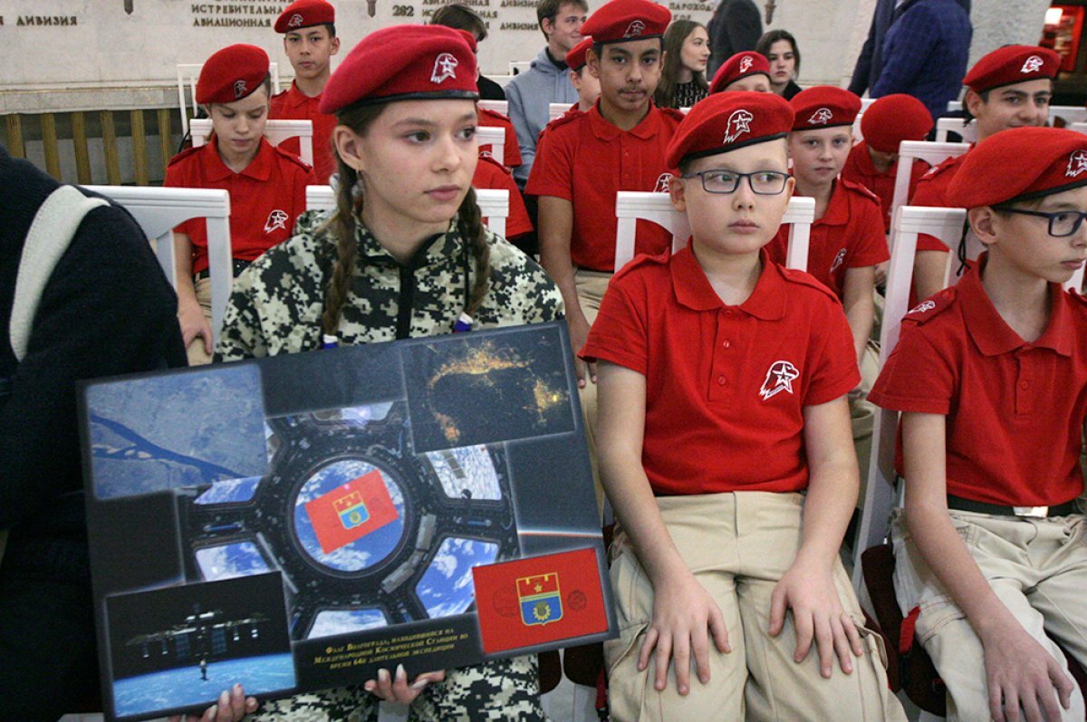    Возможно, кто-то из этих ребят отправится в космос. А пока их рисунки украсят праздничную ракету.