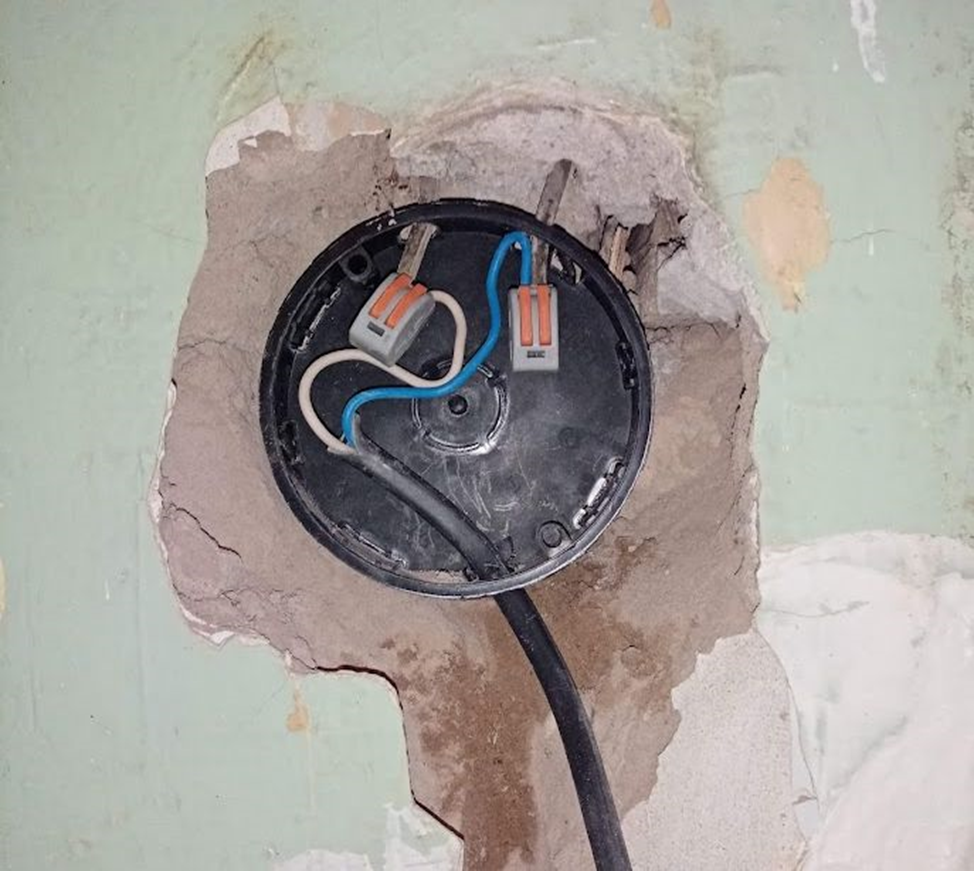 Соединение старых и новых проводов в распределительной коробке клеммами WAGO 