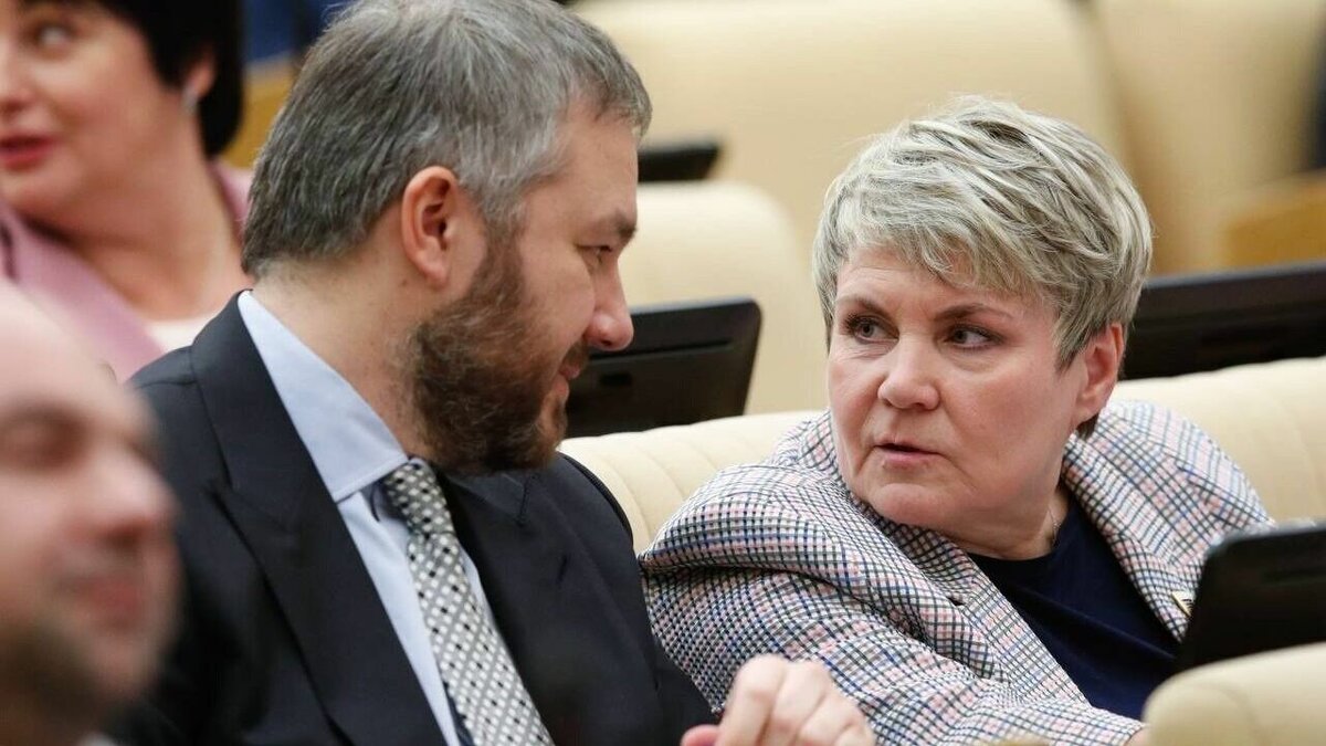     В Удмуртии больше не осталось парламентариев, избежавших санкционного давления западных стран. Депутат Госдумы Лариса Буранова – единственная, кто до сих пор не попадал под ограничения – включена в девятый пакет санкций Евросоюза.