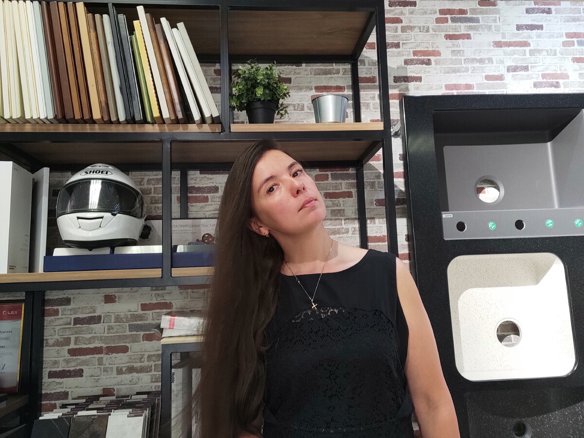 Шлем прячется на стеллаже с образцами 