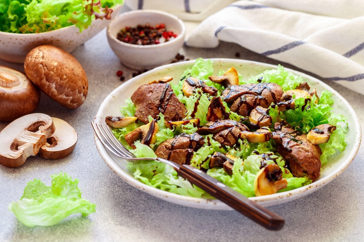     Новогодние рецепты 2023: салат с печенью индейки