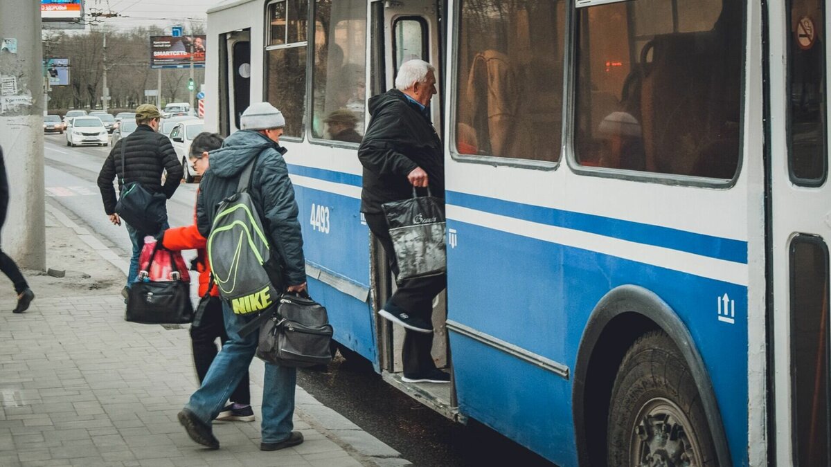     С 1 января в Волгограде в очередной раз вырастет стоимость проезда в общественном транспорте. Изменение тарифов очень сильно взволновало волгоградцев и стало очередным раздражителем в болезненной для многих теме качества транспортного обслуживания.