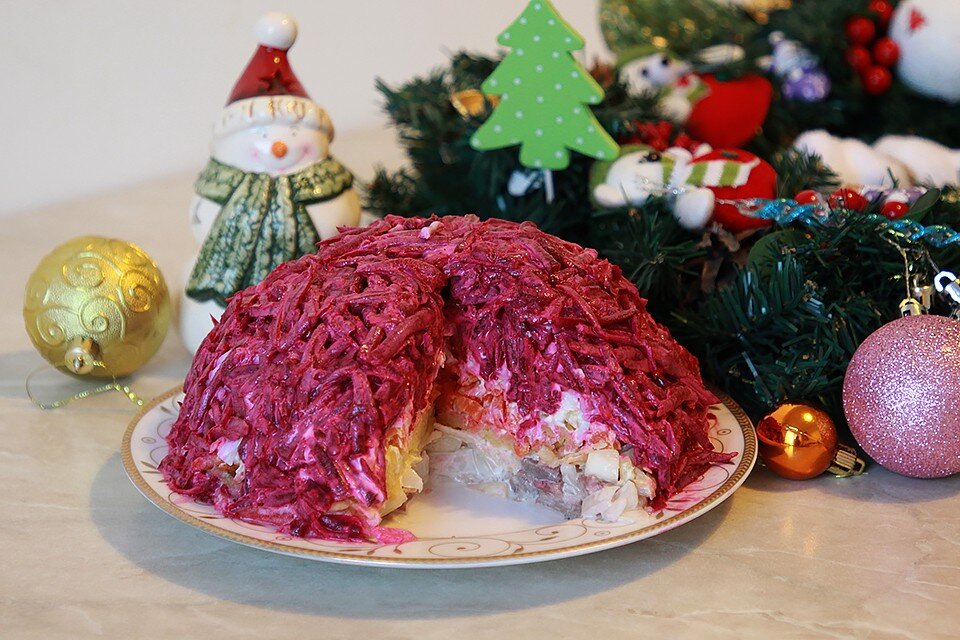     Мурманскстат посчитал стоимость двух главных салатов на новогоднем столе северян - «Оливье» и «Сельдь под шубой». Юлия ПЫХАЛОВА