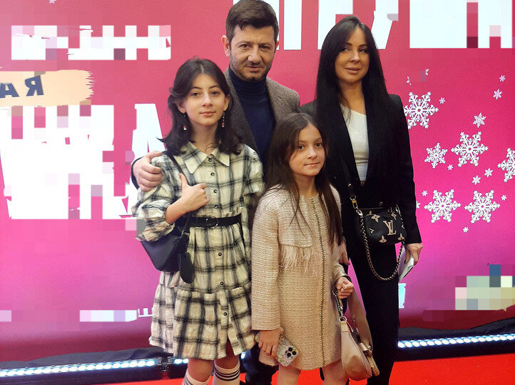     Михаил Галустян с семьёй. / Ульяна Калашникова