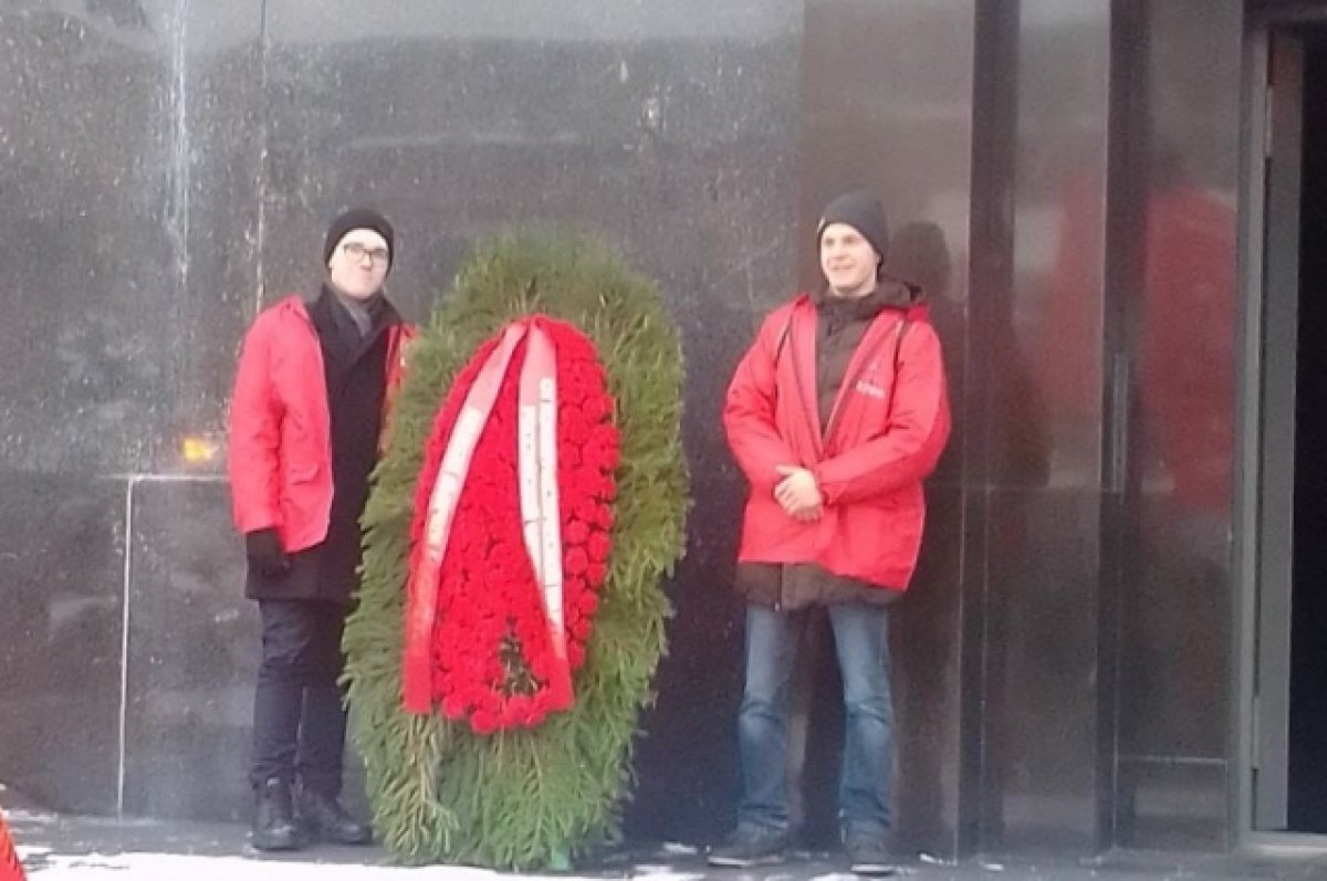    Комсомольцы Тулы принесли венок к мавзолею Ленина в день рождения Сталина