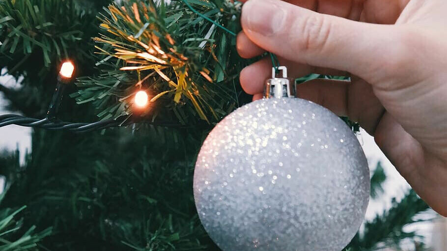     Семейный психотерапевт, психолог Наталья Наумова объяснила, что стремление многих максимально разобраться со всеми накопившимися делами до наступления Нового года может привести к переутомлению и депрессии.