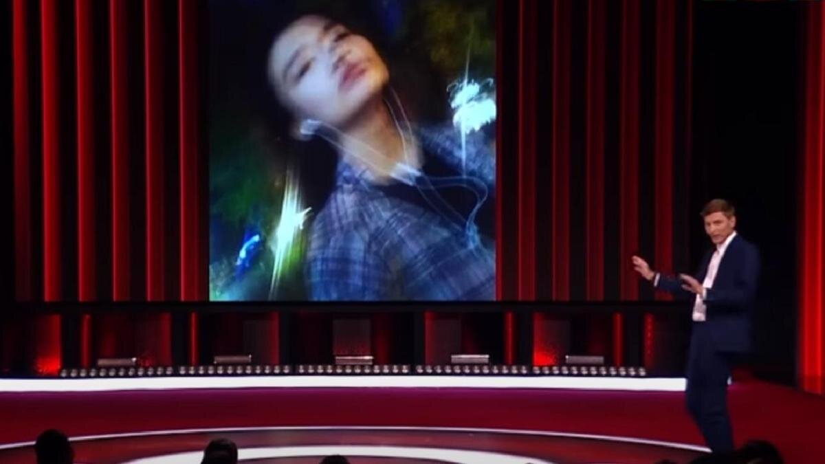    Павел Воля показывает на экран, где изображена девушка:YouTube/Comedy Club