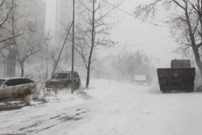 Из-за аномальных снегопадов водители не видят разметки. Фото: news. myseldon.com 