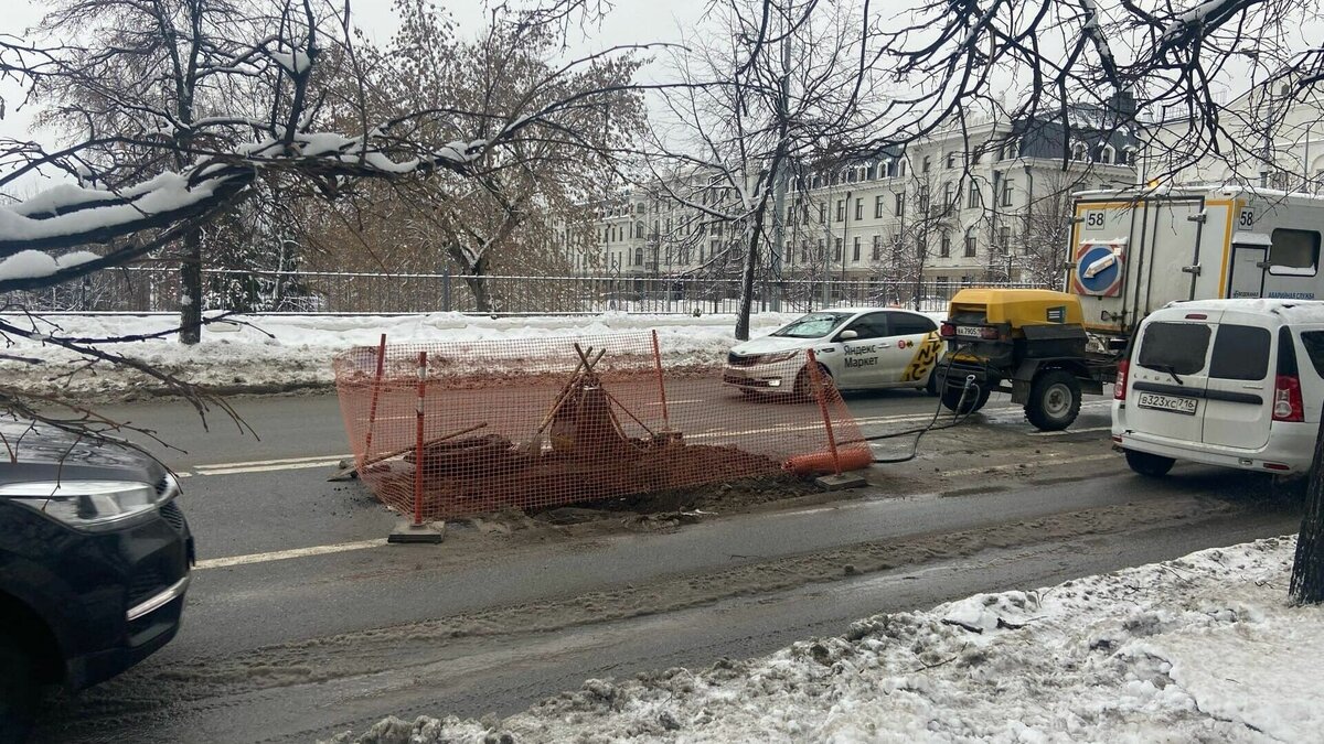     В центре Казани на улице Лобачевского образовался новый провал в асфальте. Фотографии с места передает корреспондент Inkazan.