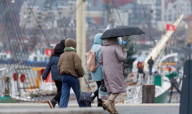 Пешеходы возле гамбургских Ландунгсбрюккен во второй день Рождества. Фото: Маркус Шольц / dpa