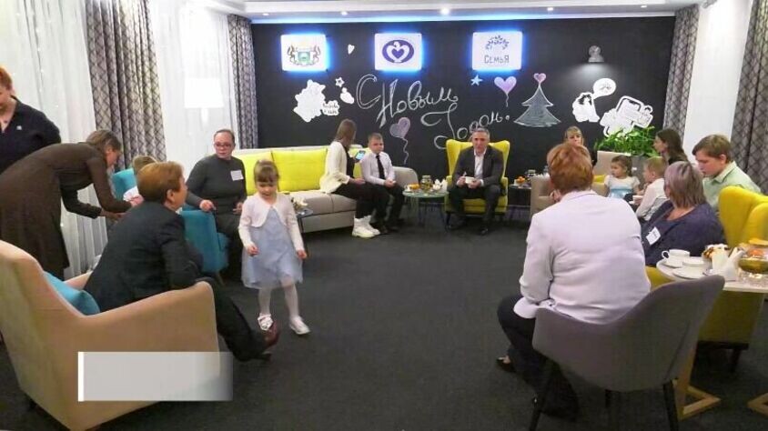     Губернатор Тюменской области встретился с семьями мобилизованных в Тюмени. По данным информцентра правительства региона, общение прошло в стенах социальной гостиной регионального центра «Семья».
