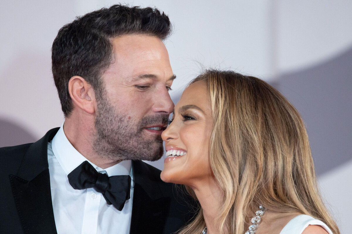     «Мы устроили хаос с детьми»: Дженнифер Лопес рассказала, как провела первое Рождество с Беном Аффлеком