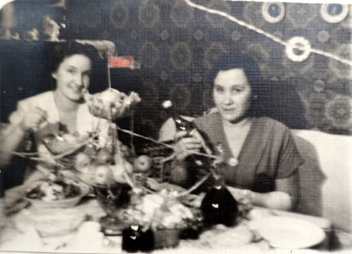 Моя бабушка (слева) за праздничным столом