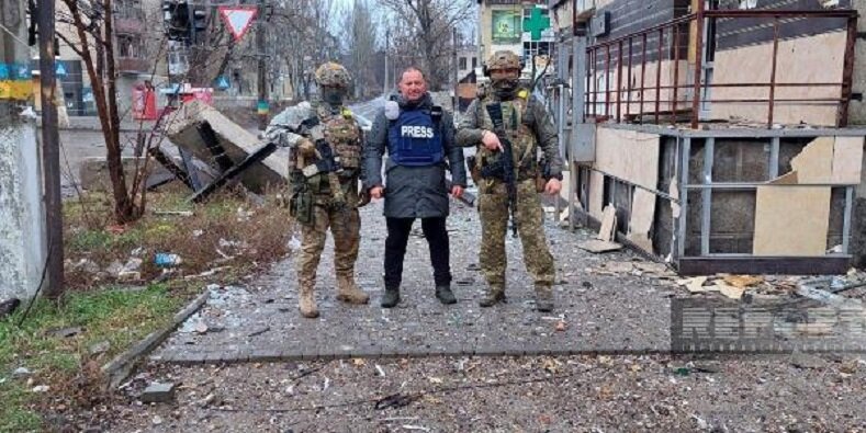 Корреспондент азербайджанского государственного агентства Report в окружении ВСУшников в Бахмуте ведет активную антироссийскую пропаганду