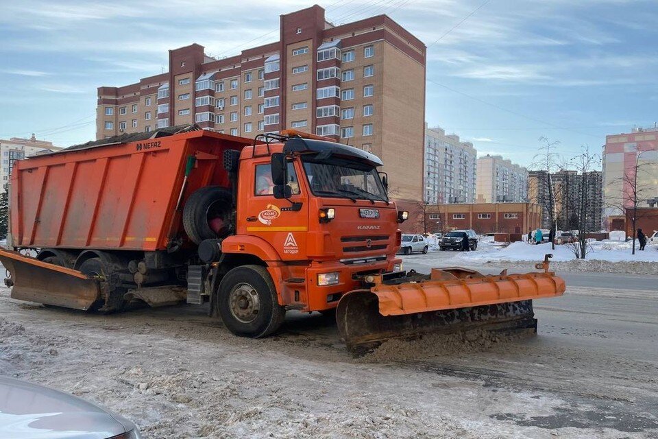     В Новосибирске для уборки снега на улицы вывели технику региона. Фото: Правительство НСО
