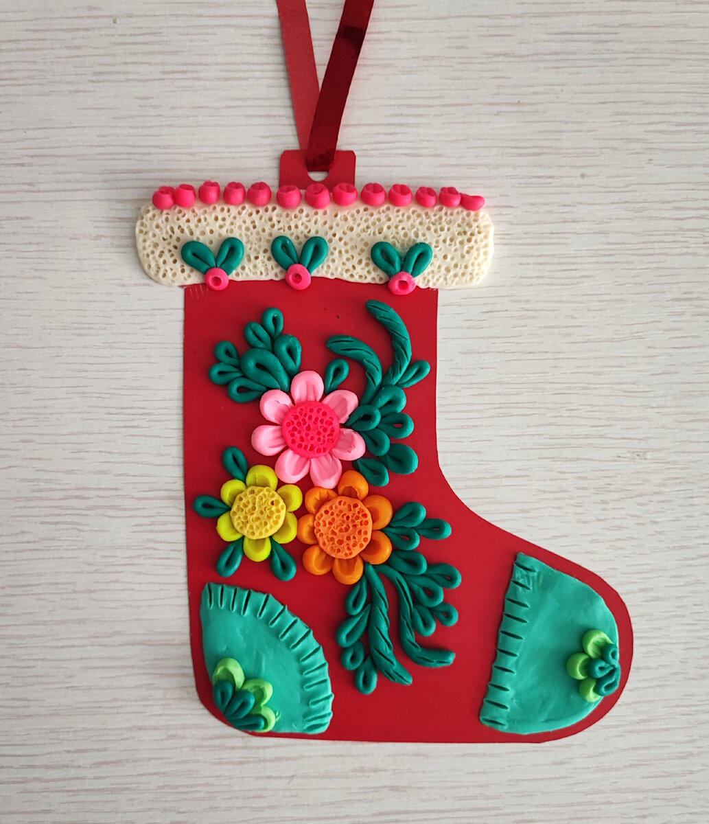 Готовый вариант поделки из пластилина на цветном картоне" Новогодний сапожок".