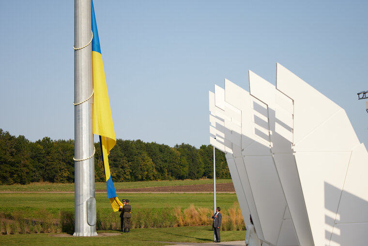    Флаг Украины был установлен в день снесения памятника Екатерине II