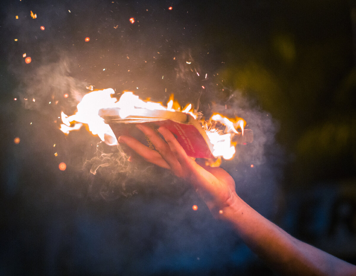 Photo by Fethi Benattallah on Unsplash 

— Заткнись, Хъёрд, — изгнанник с огромным трудом держал себя в руках.