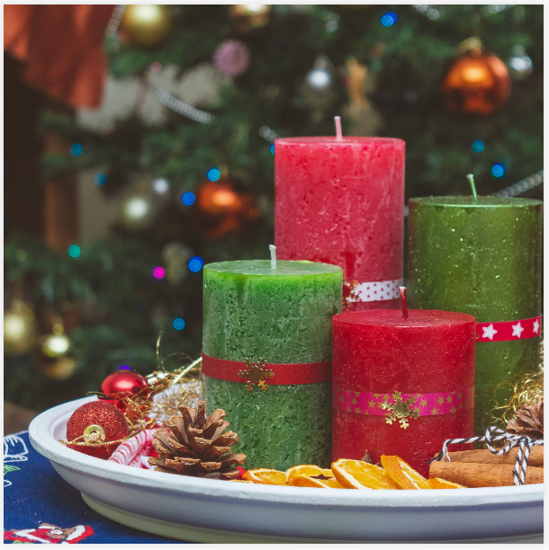 рождественское  украшение стола со свечами и шишками