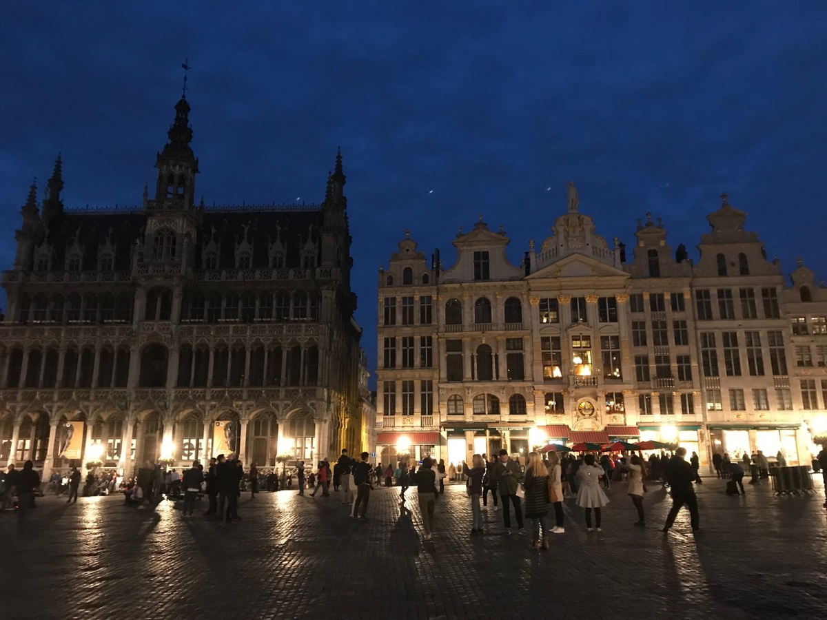 Гран-Плас поздним вечером. Фото автора