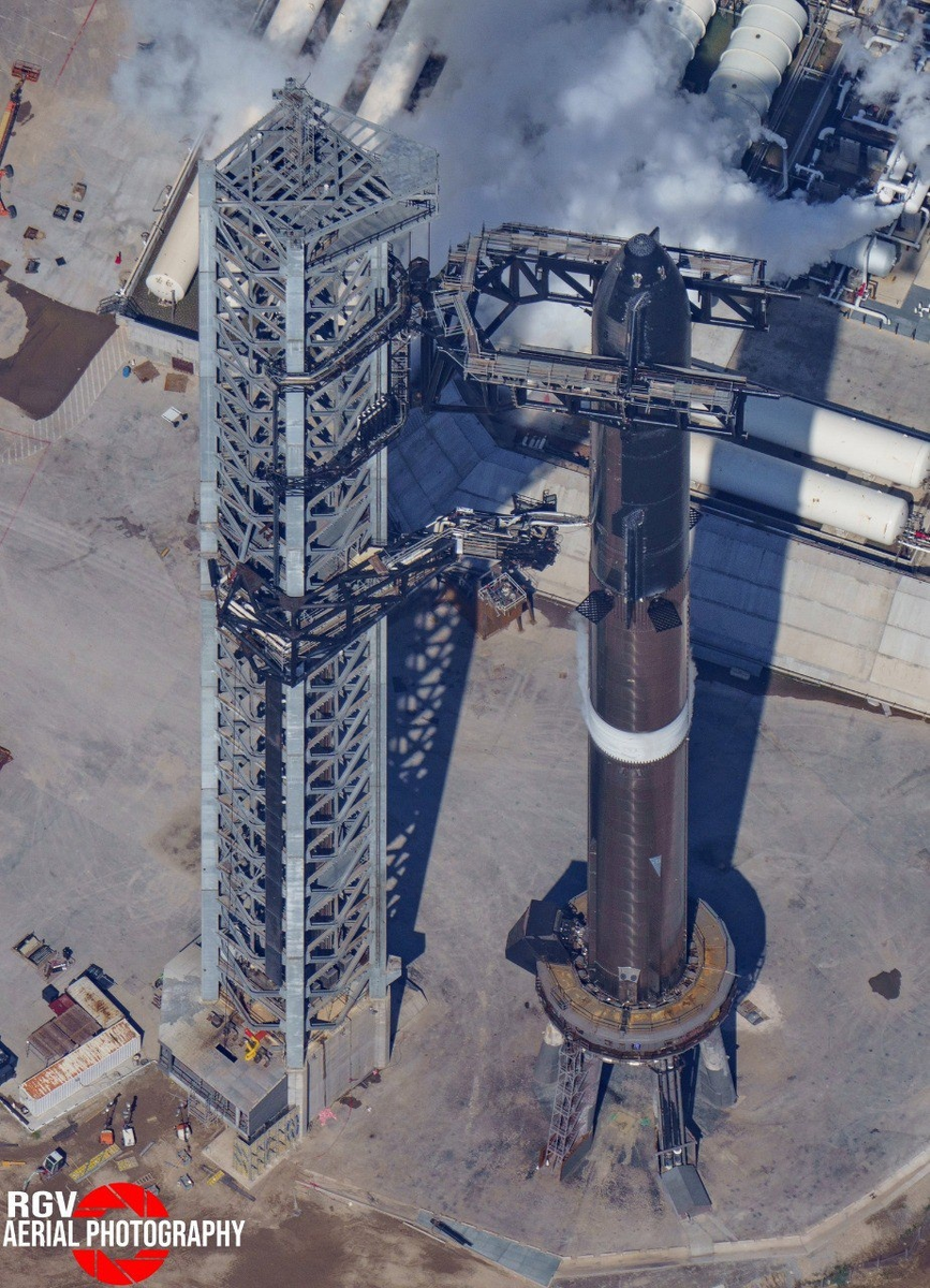 Starship на стартовом столе. Обратите внимание на иней, покрывающий кислородный бак. (картинка из Яндекс-картинок)