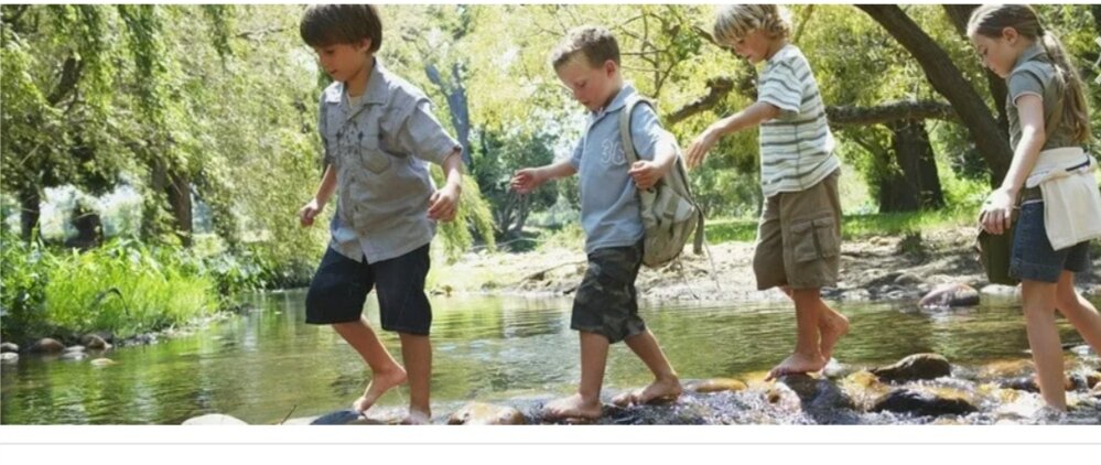 Побегу к реке. Мальчишки на речке. Мальчик на реке. Дети идут на речку. Мальчик у ручья.