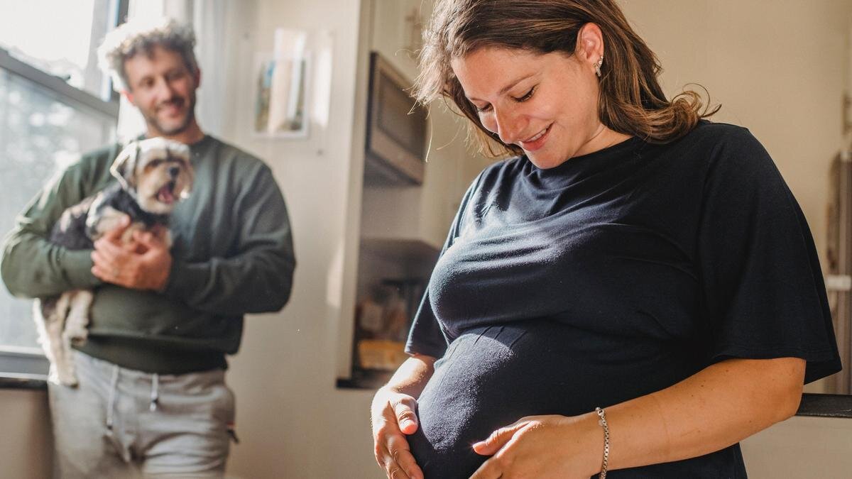    Беременная женщина и мужчина с собачкой:Pexels / Amina Filkins