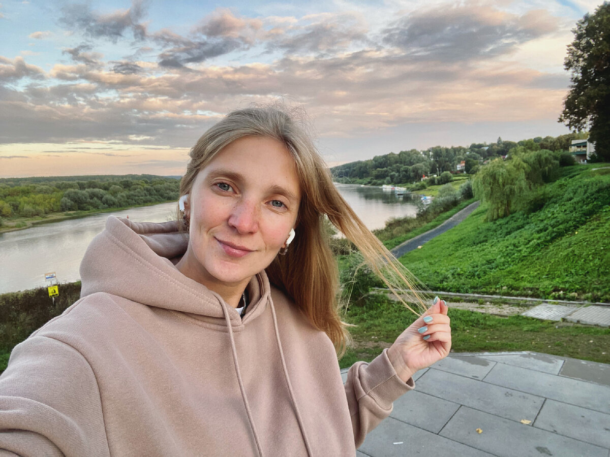 Слушаю подкаст, гуляя по Тарусе 💚