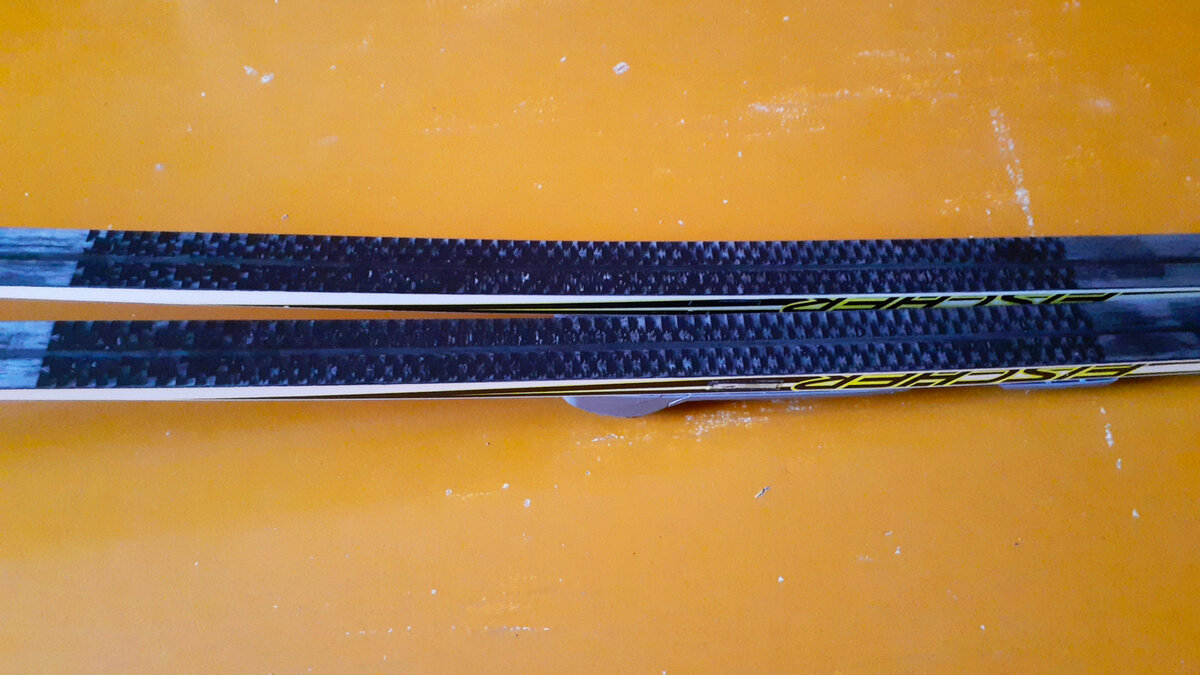 Насечки на лыжах для того, чтобы не было отката назад, так называемой отдачи