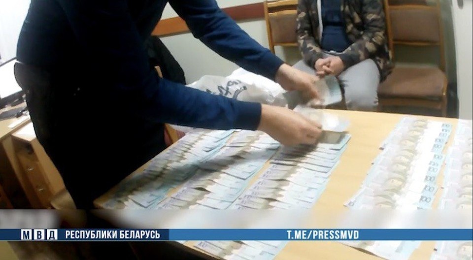     В Бобруйске задержали топ-менеджера крупного завода за взятки. Фото: скриншот с видео, опубликованного в телеграм-канале МВД