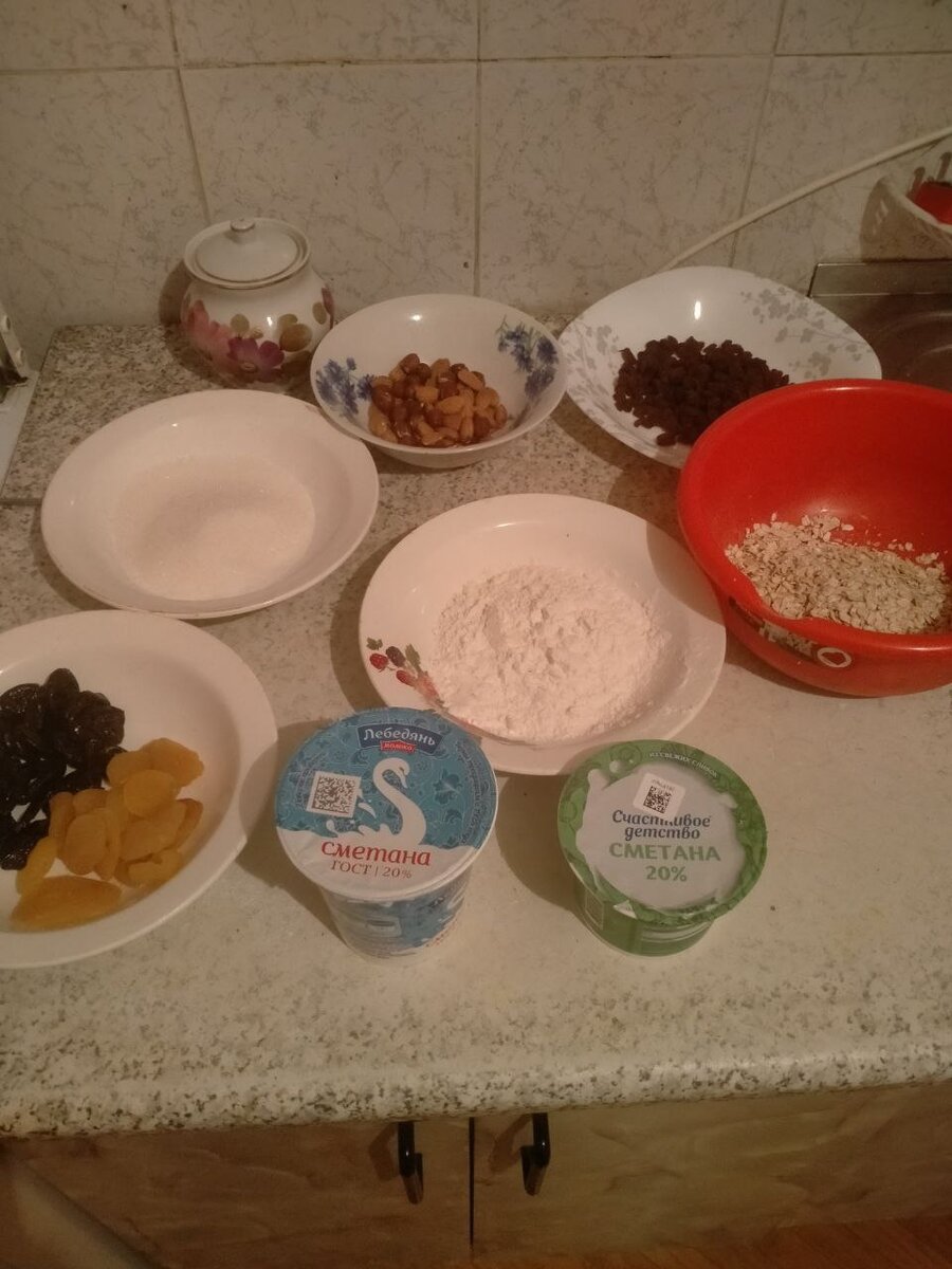 Все продукты, необходимые для пирога. Орехи использовала миндаль и фундук. В оригинале нужны грецкие. 