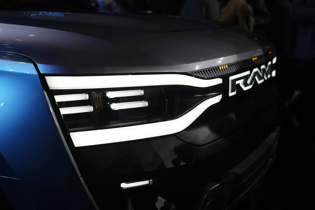 Тут же еще один электрический пикап Ram 1500 Revolution с батарейным питанием. 
