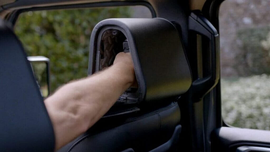 Объём сейфа The Headrest Safe позволяет хранить в нём практически любой пистолет кобурой и запасными магазинами