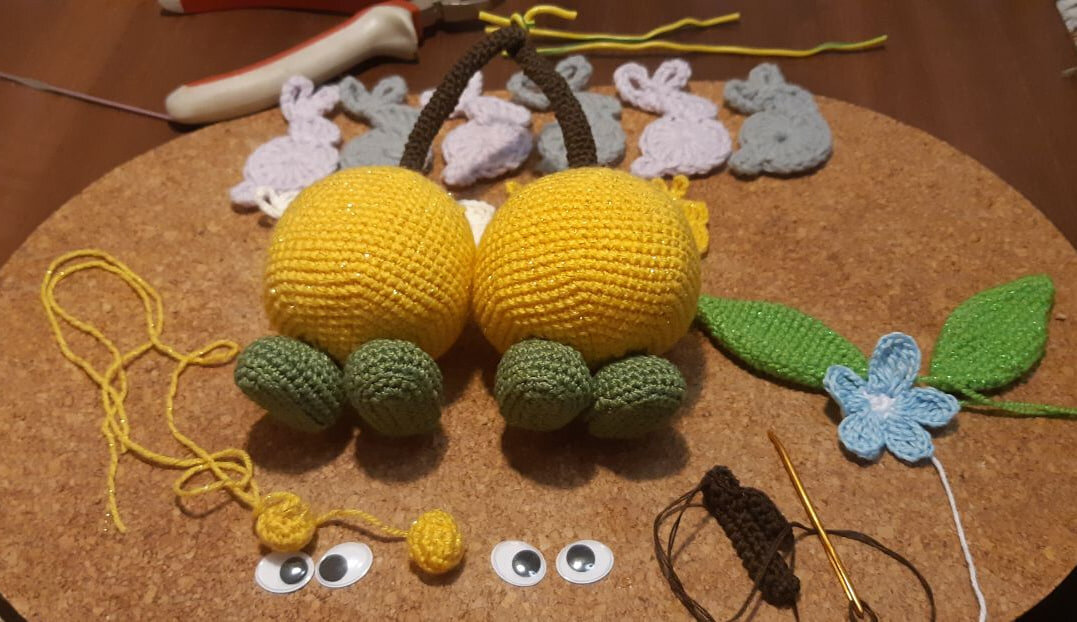 в стебли вставляется проволока и отдельно обвязывается,