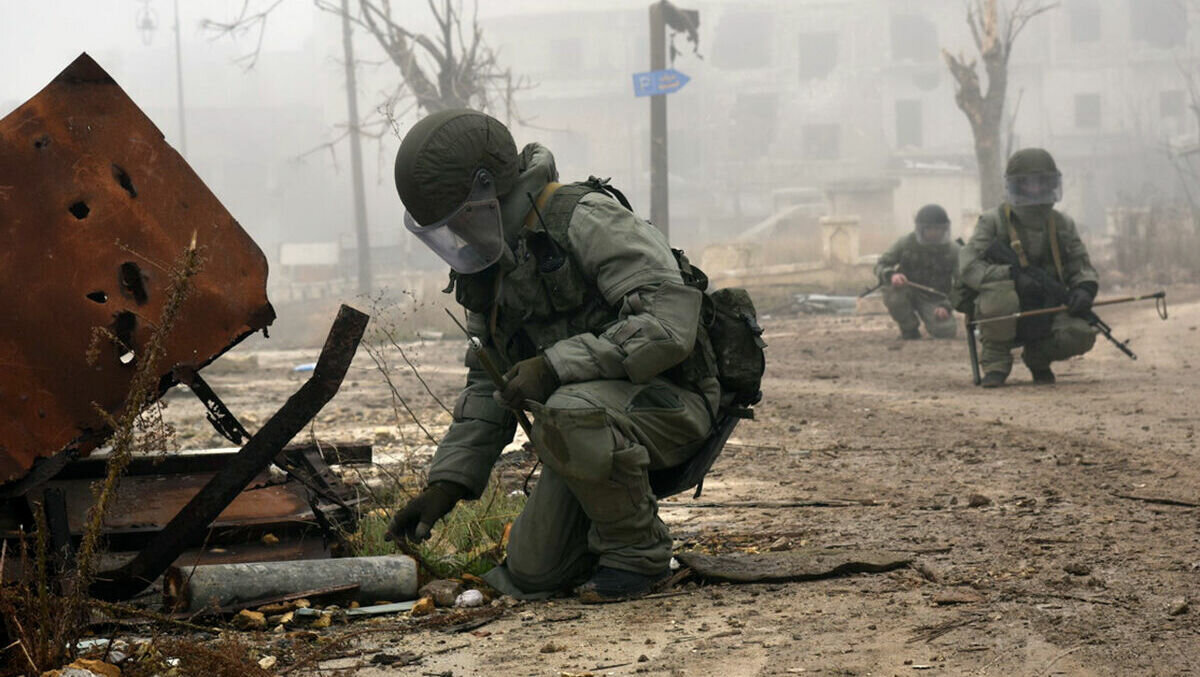     Жители Ростовской области второй день обсуждают находку неопознанных обломков в поле. Чем они могли оказаться и какие меры приняли, в материале RostovGazeta.