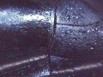 Состарившийся полимер определенного типа становится липким и покрывается выделениями