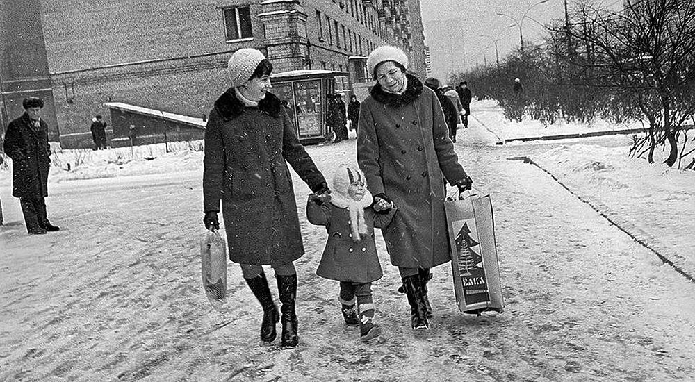 Советские люди на улице зимой. Зима в 80-е годы. Ностальгия новый год СССР. Новый год в 70-е годы.