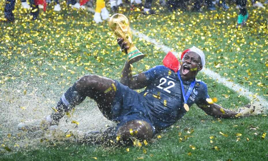    Бенжамен Менди празднует победу на ЧМ-2018. Фото: Global Look Press